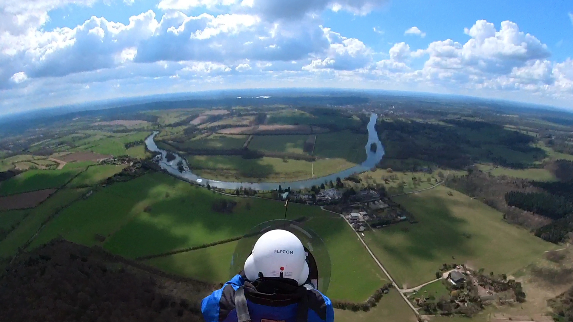 Along the River Thames in a Magni M16 Gyrocopter 4-2022