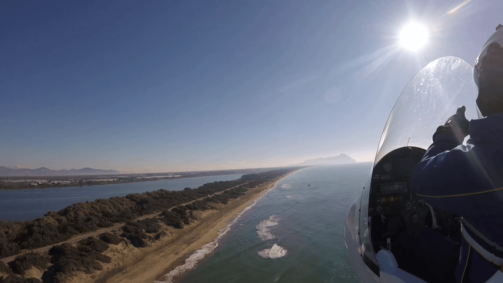 Flug entlang der Küste südlich von Rom