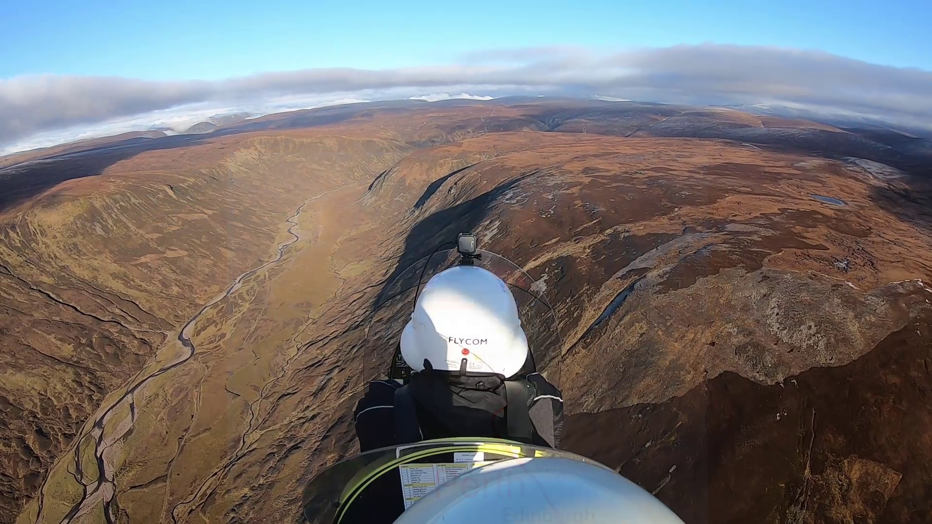 Zwei Gyroplanes landen auf dem Feld einer winzigen Klosterinsel in Orkney