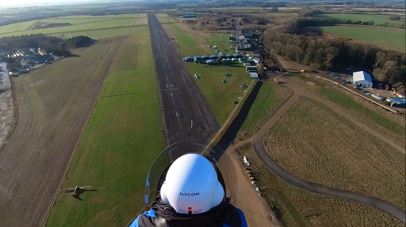 Un volo Magni M-16 Gyrocopter in una soleggiata giornata invernale a Chilterns